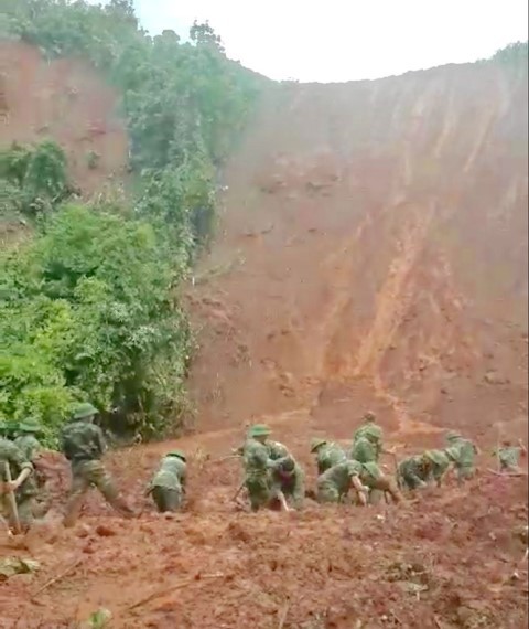 
Bộ đội tìm kiếm 5 người bị sạt lở đất ở xã Noong Hẻo (huyện Sìn Hồ, Lai Châu). Ảnh: Hoàng Anh
