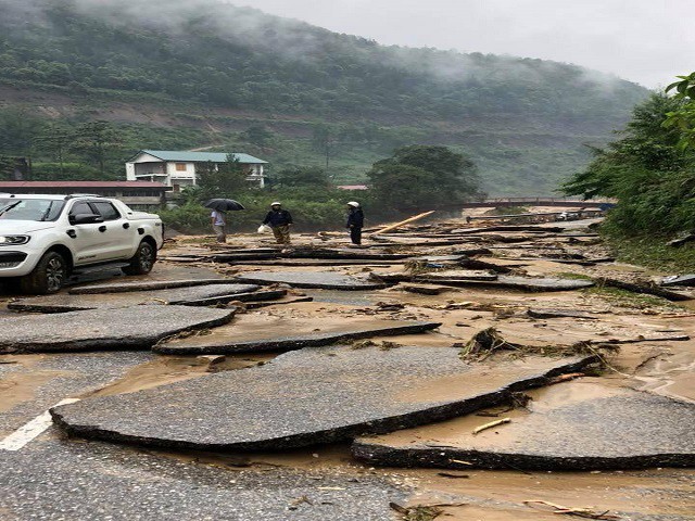 Nhiều mặt đường bị lũ cuốn trôi. Tuyến đường tại huyện Tam Đường nối Lai Châu với Lào Cai bị hư hỏng nghiêm trọng.