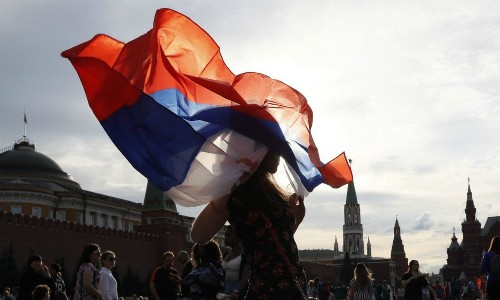 Cổ động viên Nga vẫy cờ sau khi kết thúc trận Nga - Uruguay. Ảnh: Reuters.