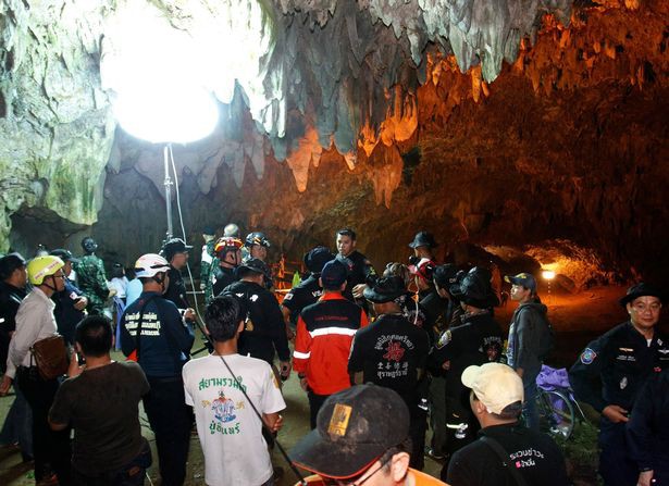 Một đội đặc nhiệm của hải quân, bao gồm thợ lặn, đang tìm kiếm hang động.