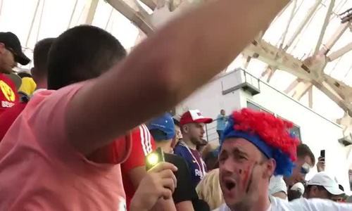 
Cổ động viên Nga hát hò sau khi kết thúc trận Panama - Bỉ. Video: Twitter.
