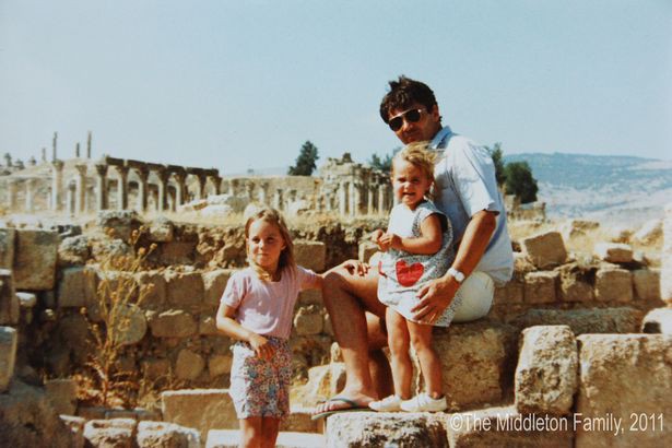 Bức ảnh chị em Kate và bố tại Jordan được gia đình Công nương chia sẻ.