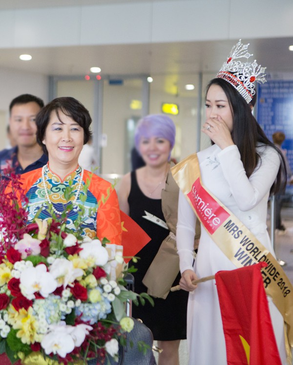 Dương Thùy Linh bất ngờ vì bố ra tận sân bay đón.