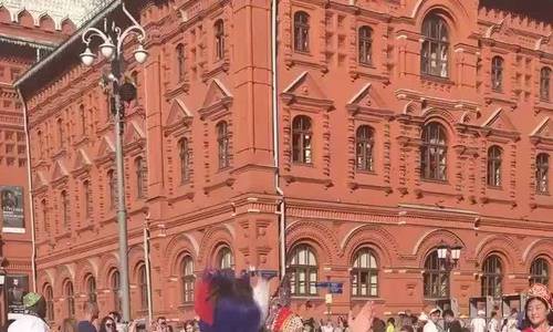 Trẻ em Nga nhảy múa gần Điện Kremlin ngày 25/6. Video: Twitter.