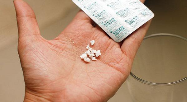 Cách tẩy vết ố vàng trên áo dùng thuốc aspirin tuy hơi tốn kém nhưng rất hữu ích khi đi du lịch, đi công tác xa.