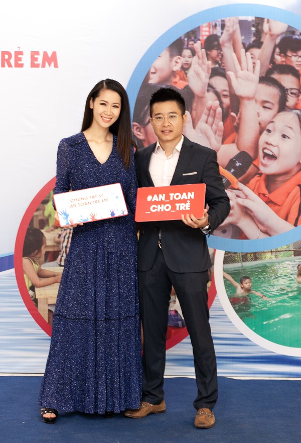 Ngay sau đó, sáng 26/6, tân Hoa hậu cùng ông xã tham gia sự kiện An toàn trong môi trường nước cho trẻ em tại Hà Nội. Cô nhận lời góp mặt trong chương trình từ trước khi đăng quang.
