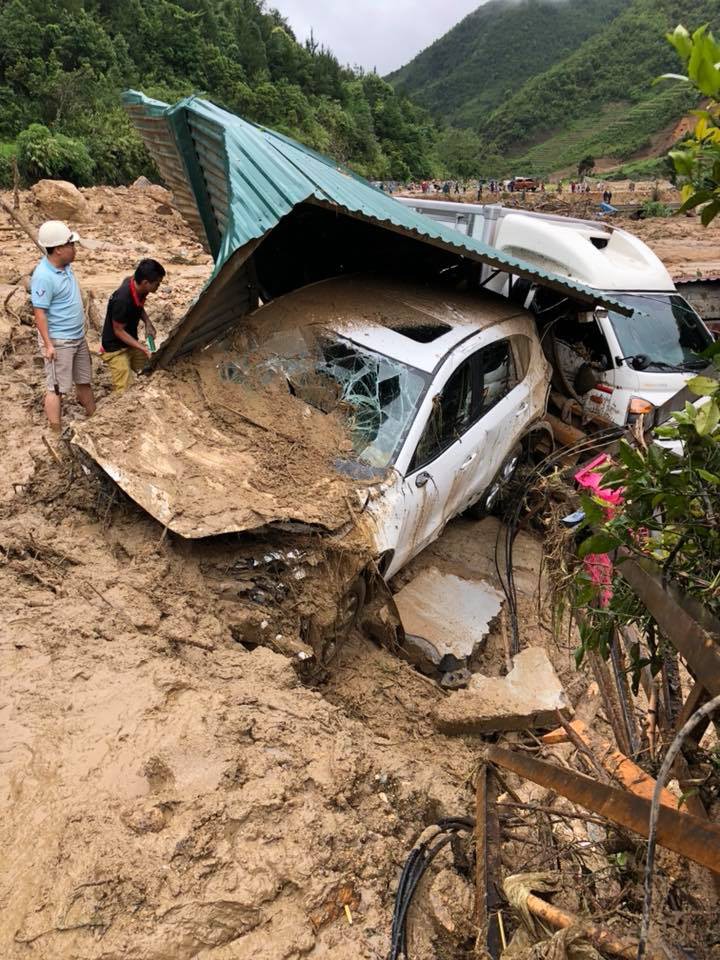 Trong lúc kiểm tra trại cá, ông Dương Ngọc Hưng bị lũ cuốn trôi vẫn chưa tìm thấy.