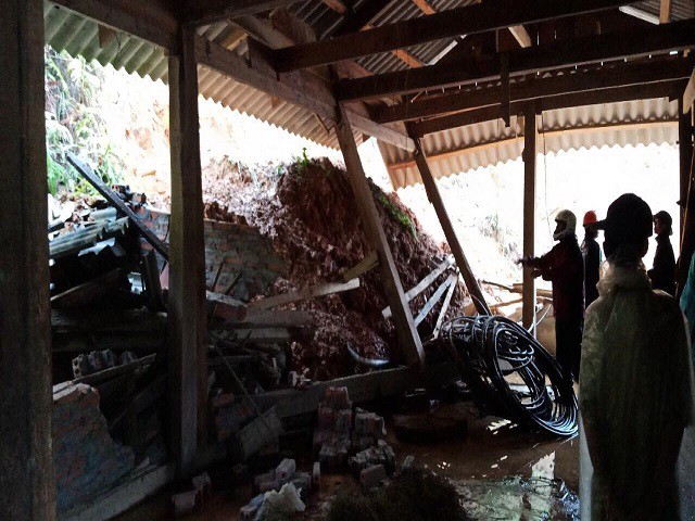 Một lượng lớn đất đá từ chân núi bị sạt lở, đổ vào nhà dân khiến nhiều ngôi nhà bị hư hỏng nặng