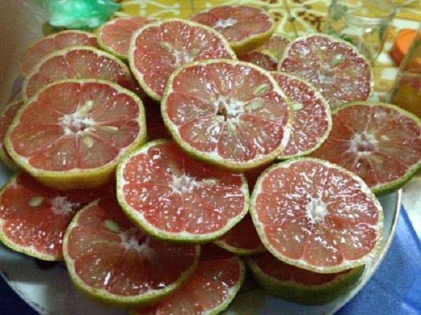 Chanh thái ra thành những lát mỏng để ngâm.