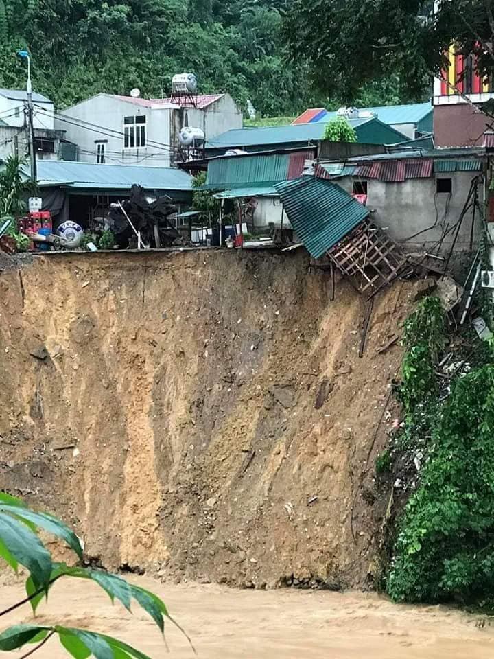 Sạt lở đất khiến nhiều ngôi nhà rơi vào tình thế ngàn cân treo sợi tóc