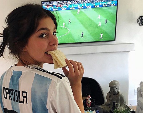 Camila Morrone theo dõi trận đấu World Cup tại nhà riêng.