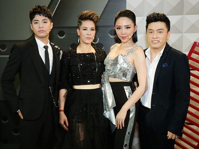 Thu Phương (thứ hai từ trái sang) ngồi ghế nóng Giọng hát Việt 2018 cùng với Lam Trường, Tóc Tiên và Noo Phước Thịnh.