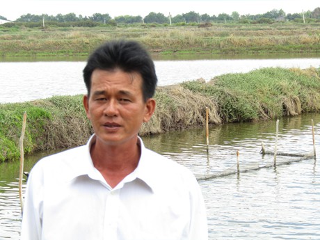 Tỷ phú tôm Châu Văn Sol bên 1 ao nuôi tôm hiệu quả của gia đình.