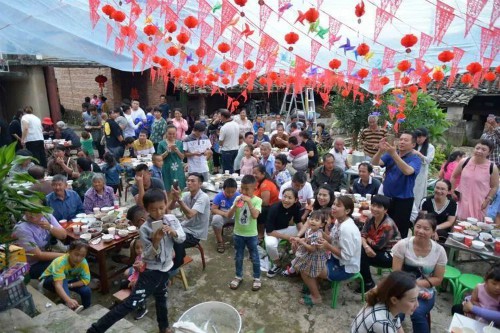 Việc kết hôn giữa người Hoa và cư dân đến từ châu Phi không hề dễ dàng. Đôi vợ chồng đã vượt qua rất nhiều khó khăn mới đến được với nhau.