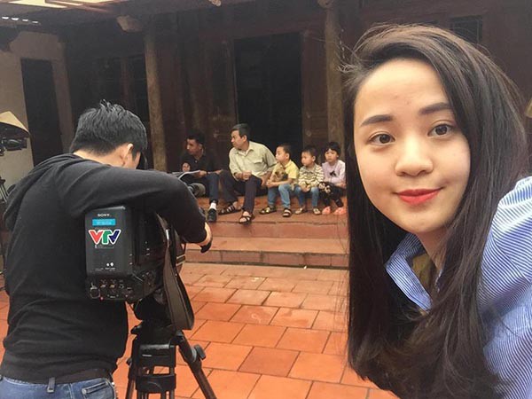 Hiện tại, ngoài làm MC, Ngọc Bích còn làm phóng viên hiện trường của đài truyền hình quốc gia.