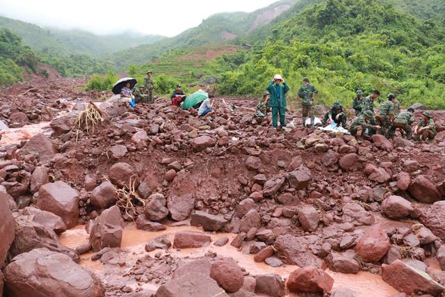 
Bộ đội, dân quân tăng cường vào hiện trường tìm kiếm người mất tích.
