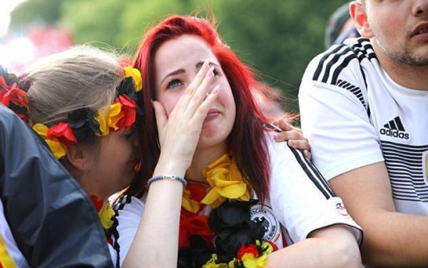 
Cô gái này đã không kìm được những giọt nước mắt vì Đức thua đau.
