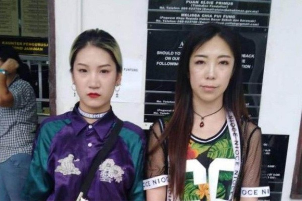 Hai du kh&aacute;ch Trung Quốc c&oacute; h&agrave;nh động nhảy kh&ecirc;u gợi trước nh&agrave; thờ Hồi Gi&aacute;o ở Malaysia. (Ảnh: The Star)