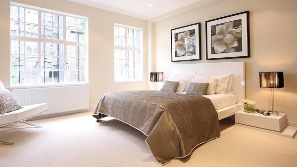 Một kiểu phòng ngủ phong cách tối giản với nội thất tông nâu sáng màu, đơn giản, ít góc cạnh được bố trí gọn gàng.