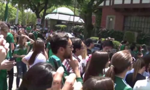 Cổ động viên Mexico bên ngoài đại sứ quán Hàn Quốc. Video: AP.