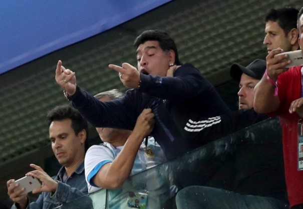 Hành động phản cảm của Maradona trên khán đài VIP, sân Fisht Olympic.