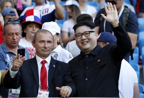 Bản sao của Kim Jong-un, Putin trên khán đài sân vận động Samara, Nga. Ảnh: AFP