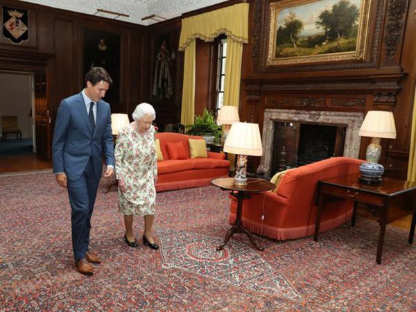 Nữ hoàng Elizabeth chào đón Thủ tướng Canada Justin Trudeau tại cung điện Holyroodhouse.