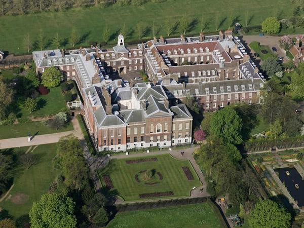 Cung điện Kensington - London được hoàng gia Anh mua vào năm 1689 từ Bá tước Nottingham. Cung điện Kensington chính là nơi gia đình Hoàng tử William, công nương Kate Middleton sống tại tòa tháp 1A.