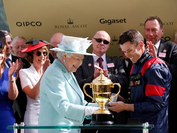 Nữ hoàng trao giải tại cuộc đua Royal Ascot.