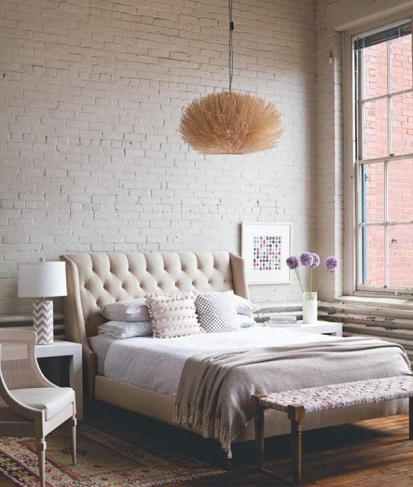 Một kiểu phòng ngủ thiết kế theo phong cách công nghiệp chủ yếu sử dụng gạch và bê tông thô cùng đồ nội thất đơn giản, sáng màu, chủ yếu làm từ gỗ và kim loại.