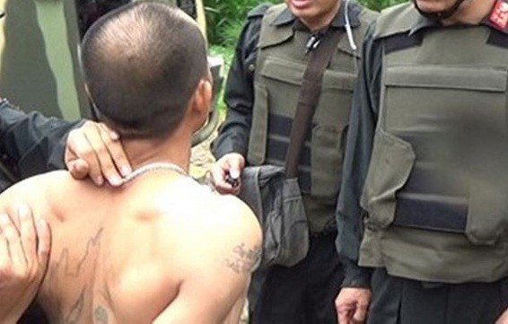
Lực lượng chức năng khống chế, bắt giữ đối tượng trong vụ đột kích vào nhà Nguyễn Thanh Tuân. Ảnh: VOV
