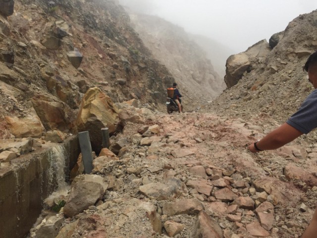 
Những tảng đá to lớn dội từ trên đỉnh đồi núi xuống tỉnh lộ 129 khiến giao thông vào huyện Sìn Hồ ách tắc, người dân rợn người không dám đi qua. Ảnh: PV
