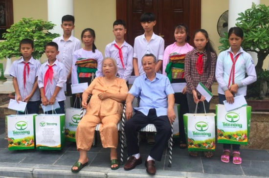 Vợ chồng ông Nguyễn Xuân Cộng trao học bổng (1,5 triệu đồng/3 tháng và phần quà trị giá 500.000đ) cho các cháu 