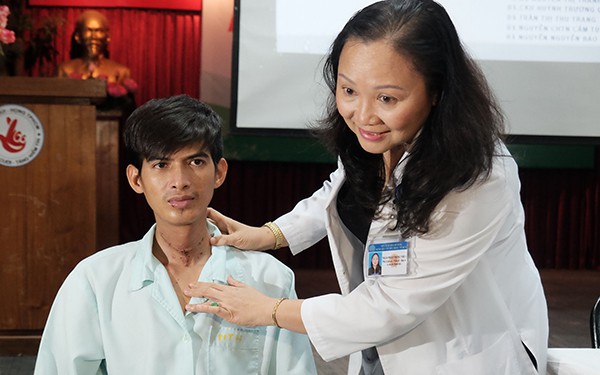 Bệnh nhân hồi phục sau mổ, được phó giáo sư Trần Phan Chung Thủy hướng dẫn tập trị liệu. Ảnh: Lê Phương.