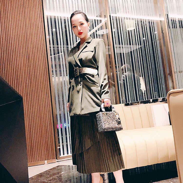 Kín đáo với chân váy xếp li và vest dáng dài sang chảnh.