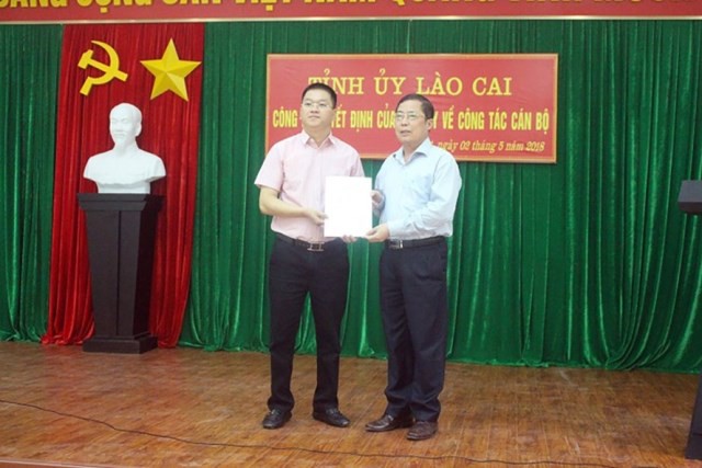 
Ông Nguyễn Quang Bình (trái) được bầu làm Phó Chủ tịch UBND huyện Bát Xát. Ảnh: Cổng TTĐT huyện Bát Xát
