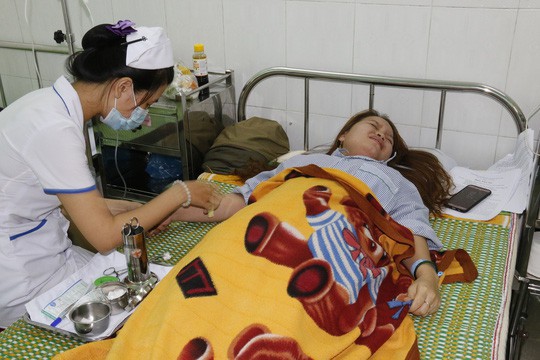 Cô Mai bị thủng màng nhĩ sau khi bị gia đình phụ huynh học sinh đánh