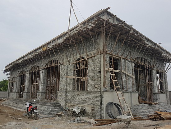 
Giàn giáo tại Dự án xây dựng nhà văn hoá thôn Tiên Văn, xã Dân Hoà được gia cố bằng cọc gỗ.
