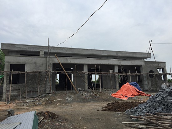 
Công trình xây dựng dự án nhà văn hoá thôn Hoàng Văn Thụ cũng tương tự, không có biển cảnh báo, biển thông tin, không có chỉ huy công trường.
