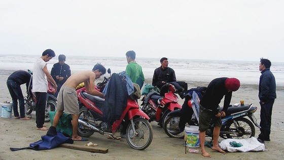 8 anh em “đi rum” tập trung tại bãi biển Thạch Kim, Lộc Hà, Hà Tĩnh.
