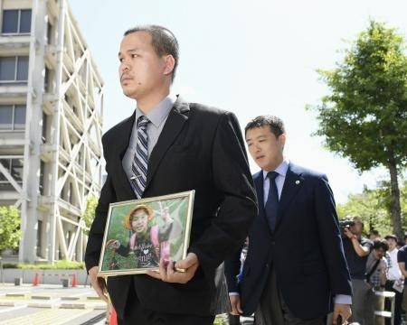 
Bố bé Nhật Linh tại phiên tòa ngày 4/6.
