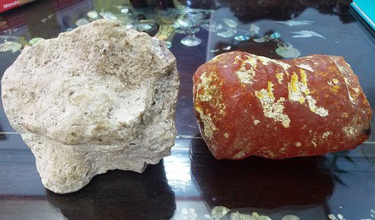 Hai vi&ecirc;n đ&aacute; c&oacute; h&igrave;nh th&ugrave;, m&agrave;u sắc kh&aacute;c nhau nhưng c&ugrave;ng tỏa ra m&ugrave;i thơm như nước hoa