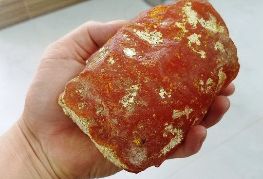 Vi&ecirc;n đ&aacute; m&agrave;u đỏ hồng c&oacute; m&ugrave;i thơm nhẹ hơn vi&ecirc;n m&agrave;u x&aacute;m