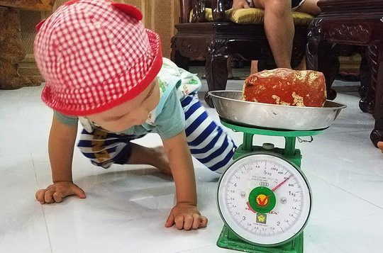 Vi&ecirc;n đ&aacute; m&agrave;u đỏ hồng nặng 0,6kg