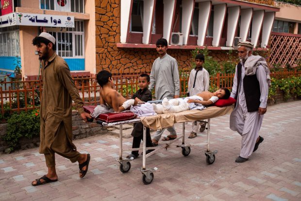 Mangal, 11 tuổi v&agrave; Abdul Rashid, 12 tuổi, nằm tr&ecirc;n c&aacute;ng. Cả hai phải điều trị l&acirc;u trong viện v&igrave; vết thương nặng. Ảnh: New York Times