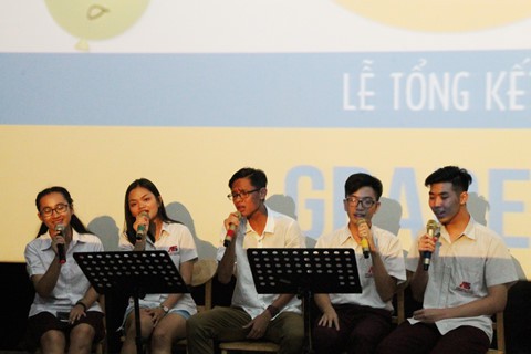 Song Toàn (bìa trái) biểu diễn văn nghệ cùng bạn bè trong lễ tổng kết năm học. Ảnh T.Nguyễn