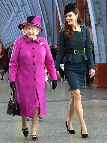 Nữ hoàng Elizabeth II và công nương Kate Middleton trong chuyến đi hồi năm 2012. Ảnh: Pinterest.