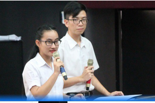 Song Toàn tự tin dẫn chương trình trong lễ tổng kết năm học.