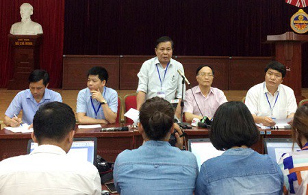 
Lãnh đạo Sở GD&ĐT Hà Nội cung cấp thông tin cho báo chí về việc đề thi bị tuồn ra ngoài.
