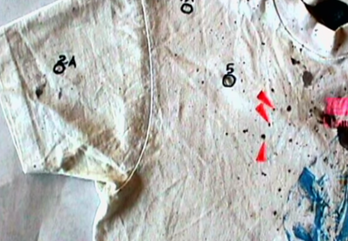 
Các vết máu có hình dạng khả nghi tìm thấy trên chiếc áo.
